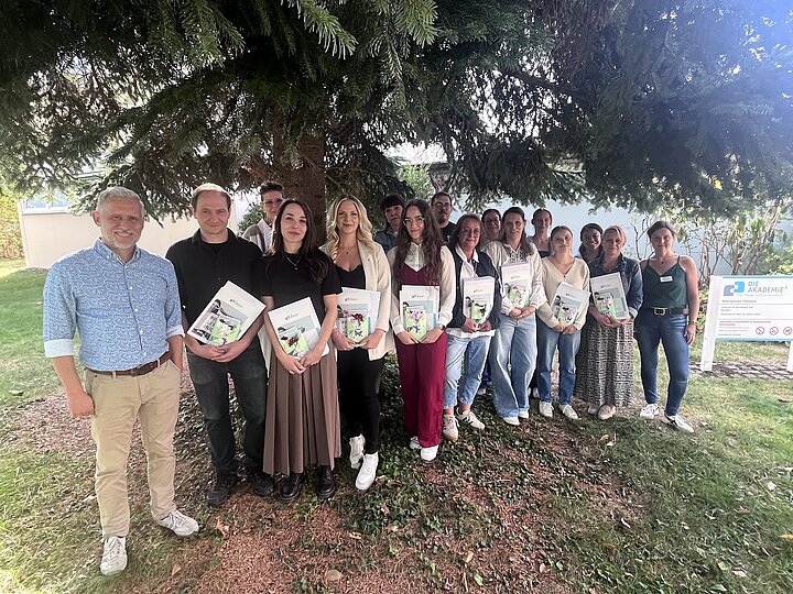Abschlusskurs der Weiterbildung Gerontopsychiatrie mit Kursleiterin Carine Fischer und Schulleiter Walter Anton Abschlusskurs der Weiterbildung Gerontopsychiatrie mit Kursleiterin Carine Fischer und Schulleiter Walter Anton