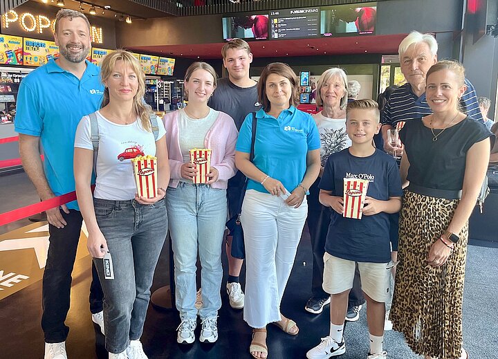 Gruppe der AKADEMIE² vor dem ForumKino Offenburg zur Premiere des Kinospots für die Pflegeausbildung. Foto: AKADEMIE²