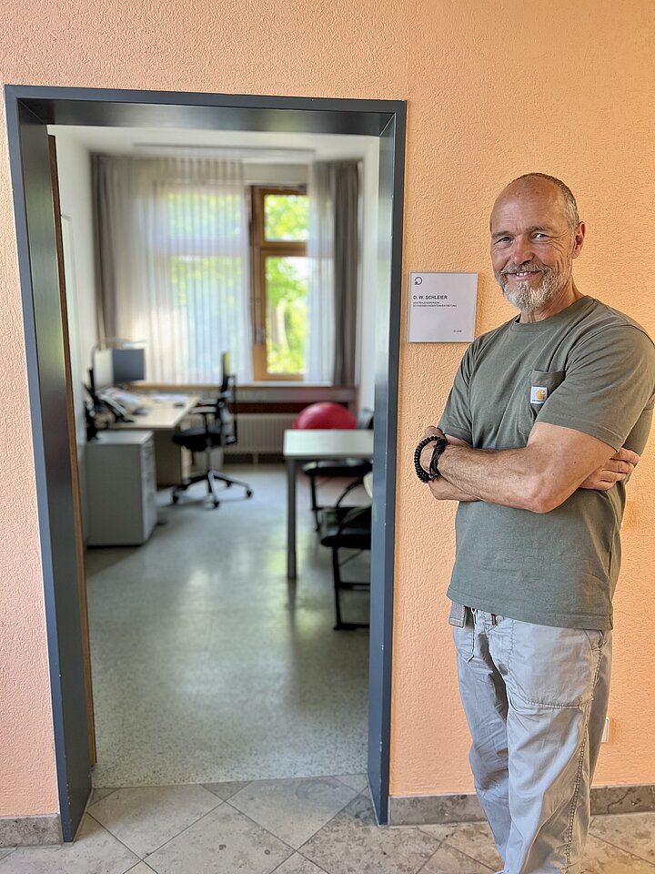 Ein Porträt von Dieter W. Schleier, dem Dozenten des Zusatzmoduls #PflegeKRAFT an der AKADEMIE2. Er blickt lächelnd und nahbar in die Kamera; er ist als erfahrener Dozent und Vertrauensperson der Schwerbehindertenvertretung dargestellt. Ein Porträt von Dieter W. Schleier, dem Dozenten des Zusatzmoduls #PflegeKRAFT an der AKADEMIE2. Er blickt lächelnd und nahbar in die Kamera; er ist als erfahrener Dozent und Vertrauensperson der Schwerbehindertenvertretung dargestellt.