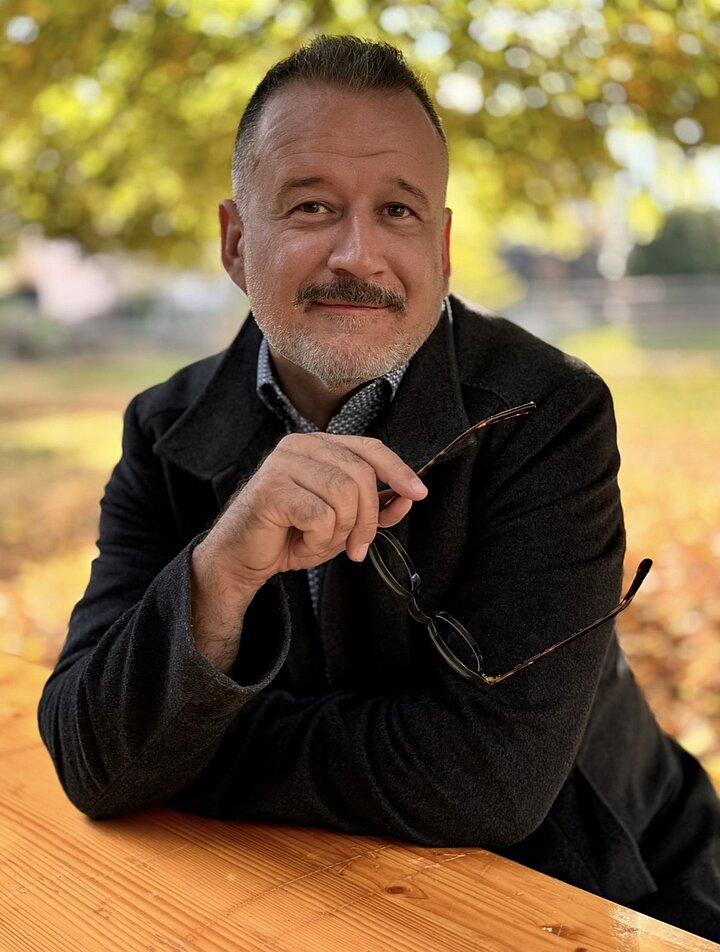 Porträt von Patrick Koci, Dozent an der AKADEMIE² und ehemaliger Intensivpfleger