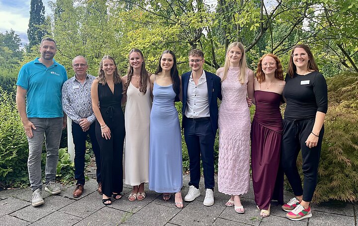 Sechs Absolvent*innen des ersten ATA-Jahrgangs der AKADEMIE2 mit Geschäftsführer Andreas Heck sowie den Dozenten Tina Kepes und Torsten Bauer. Sechs Absolvent*innen des ersten ATA-Jahrgangs der AKADEMIE2 mit Geschäftsführer Andreas Heck sowie den Dozenten Tina Kepes und Torsten Bauer.