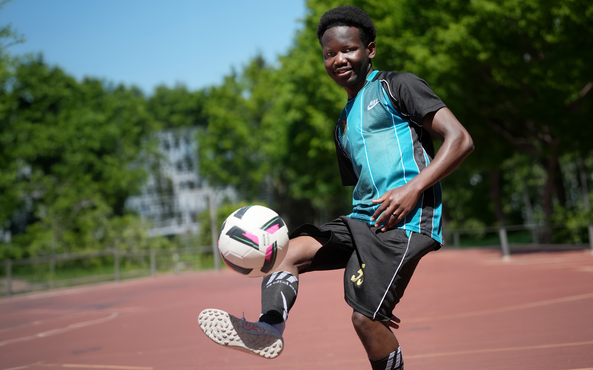 Seit seiner Kindheit begeistert sich Gomez für Fußball. Auch in der Ortenau verbindet ihn der Sport mit Menschen und gibt ihm ein Stück Heimat. Junger Mann hat Spaß dabei, einen Fussball mit seinem Fuß zu jonglieren