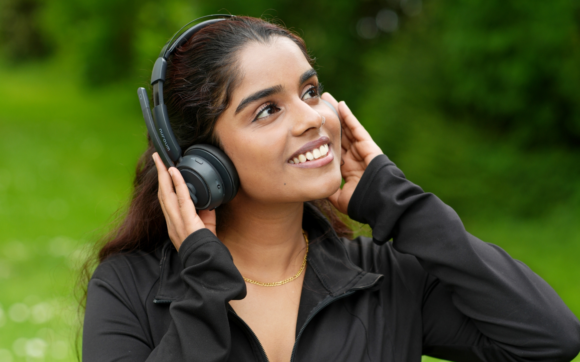 Arya entspannt gerne bei Musik. Ein guter Ausgleich ist ihr wichtig, denn wer für andere Menschen da sein möchte, muss auch auf sich selbst achten. Junge Pflegerin in der Ausbildung privat mit Kopfhörer auf