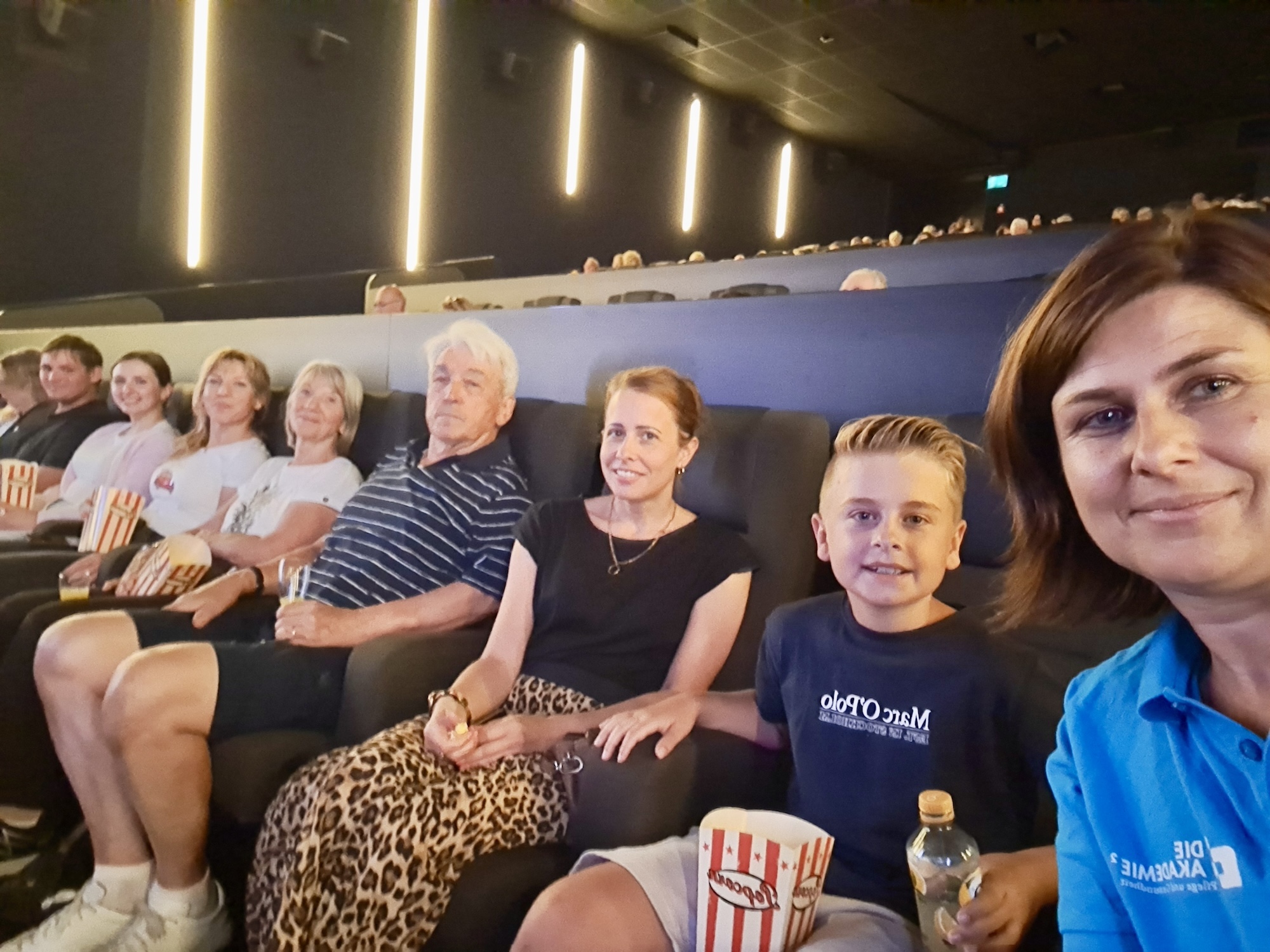 Anja Bischoff-Schindler und weitere Beteiligte beim Selfie im ForumKino Offenburg in freudiger Erwartung des Kinospots der AKADEMIE². Foto: AKADEMIE²